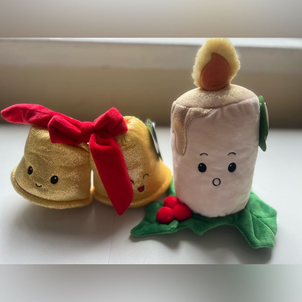 GiggleScape Bells with Bow Exclusive
6-Inch Plush & 8.5" CANDLE WITH HOLLY PLUSH